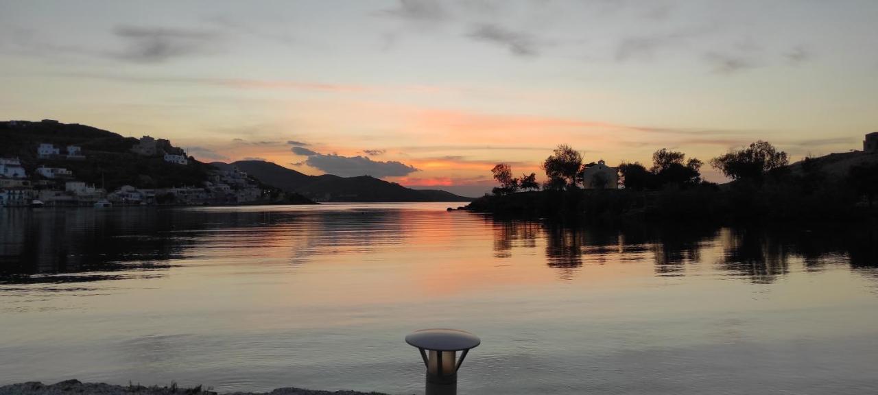Amazing 2 Bedroom Apartment Overlooking The Marina Of Vourkari ภายนอก รูปภาพ