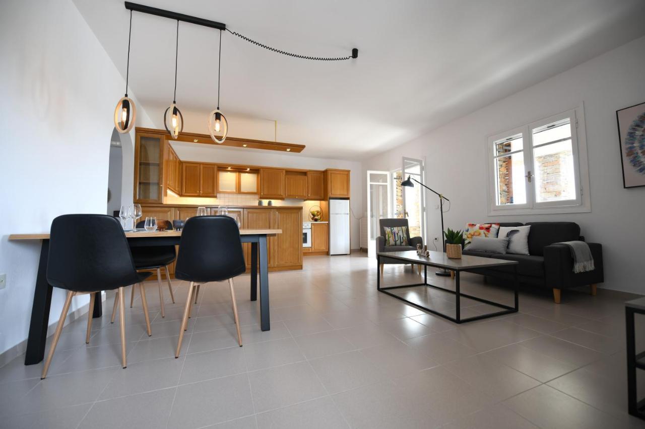 Amazing 2 Bedroom Apartment Overlooking The Marina Of Vourkari ภายนอก รูปภาพ