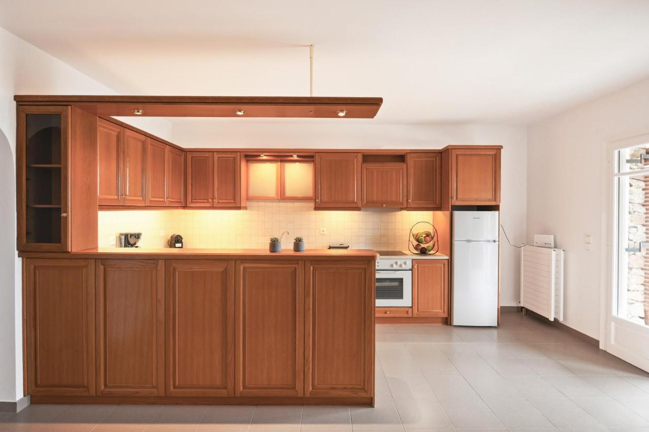 Amazing 2 Bedroom Apartment Overlooking The Marina Of Vourkari ภายนอก รูปภาพ
