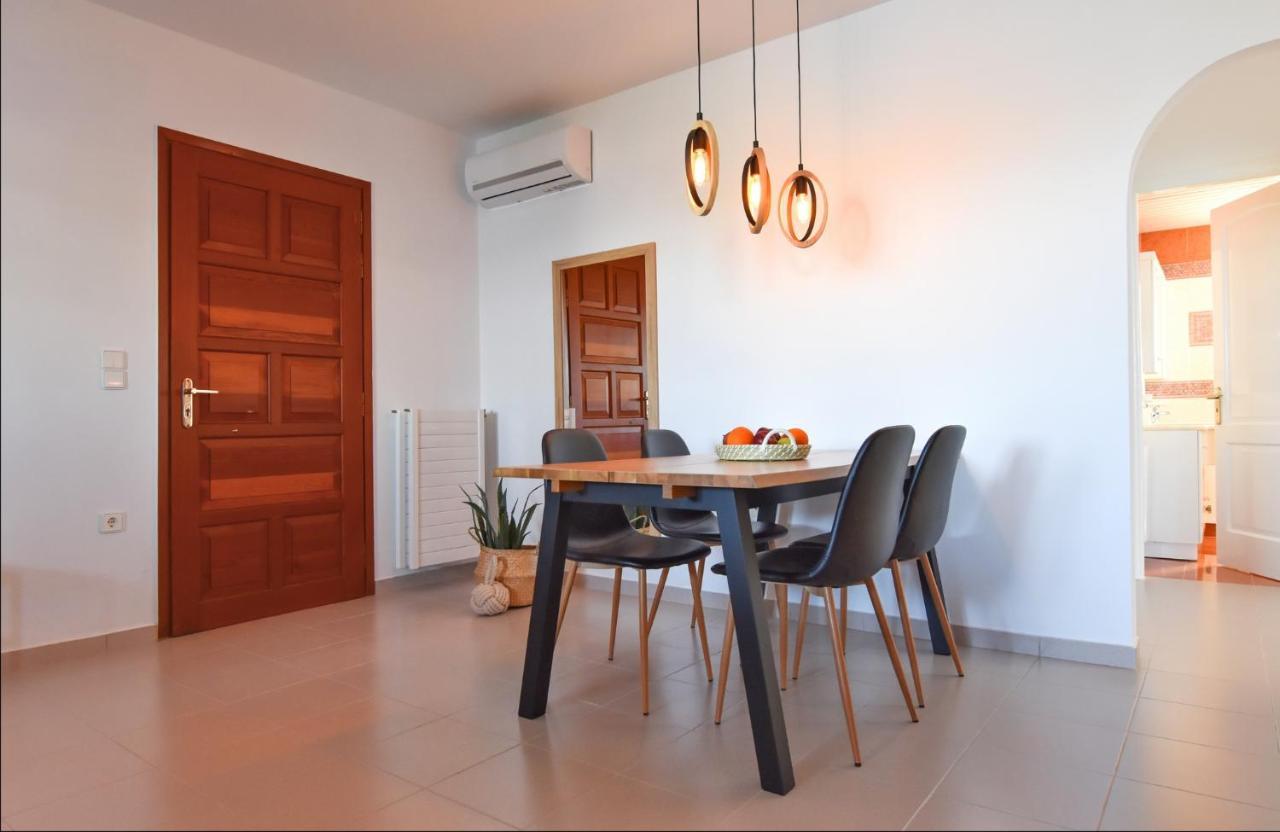 Amazing 2 Bedroom Apartment Overlooking The Marina Of Vourkari ภายนอก รูปภาพ